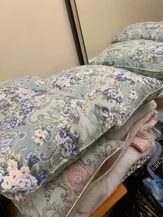 Одеяла, матрас, постельное, одежда для работы