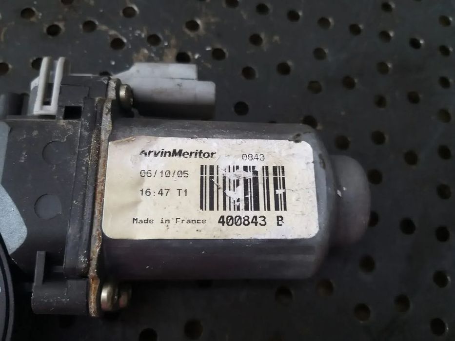 Motoras macara stanga fata peugeot 107 400843b