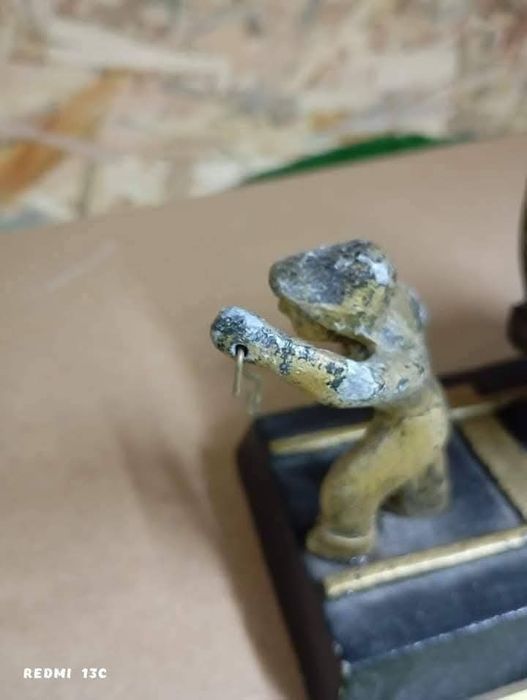 Метална статуетка миньор дърпа вагонетка