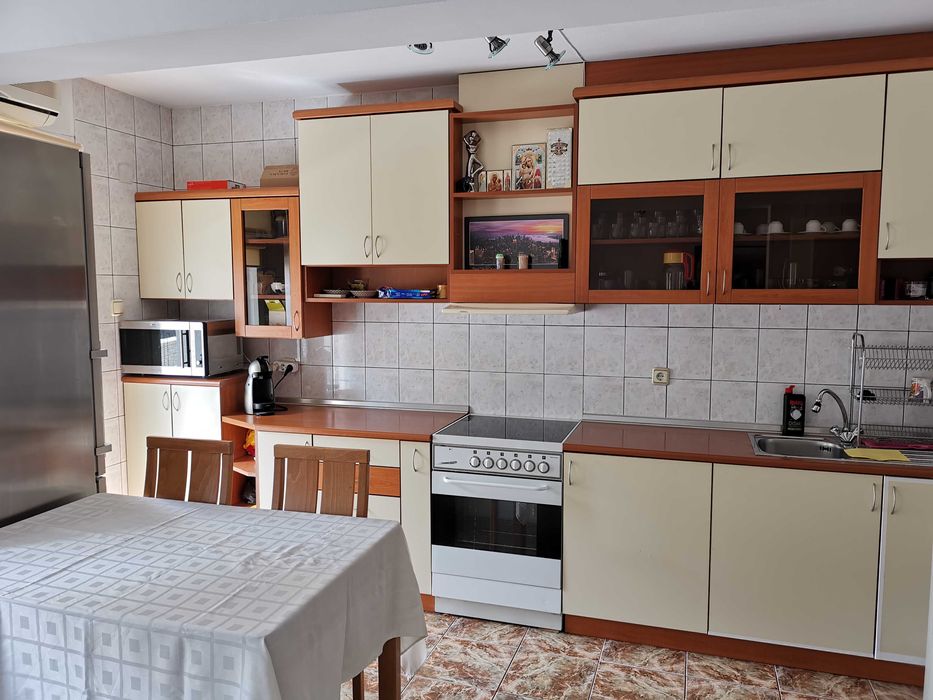 Дава се под наем Тристаен апартамент в Добрич, Център - 100 кв.м за 357 € - Снимка #1