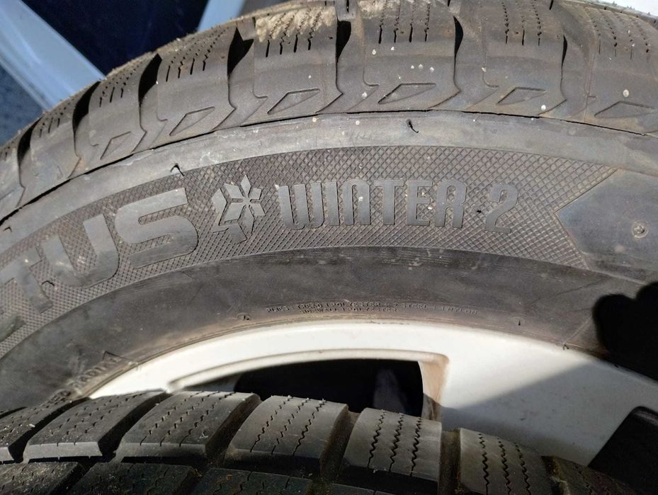 Продават се 4 Зимни гуми с бели джанти за Кадилак SRX 235/60 R 18. Цена 400€.  Цената е Без коментар. При интерес звъннете на  0895/530-701