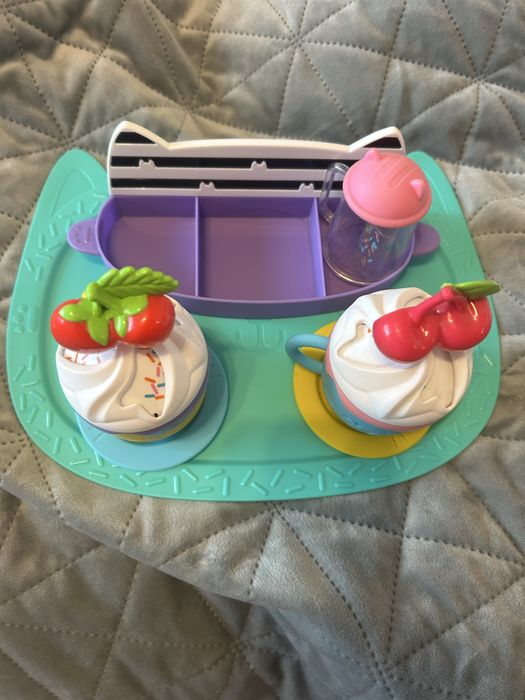 Vindem jucarii Gabby Doolhouse -set tava de service cu briose si ceai, set de 5 figurine si rucsac cu pasaport si telefon incluse in stare excelenta