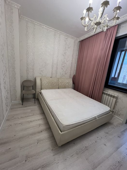 Продам двуспальную кровать с матрасо