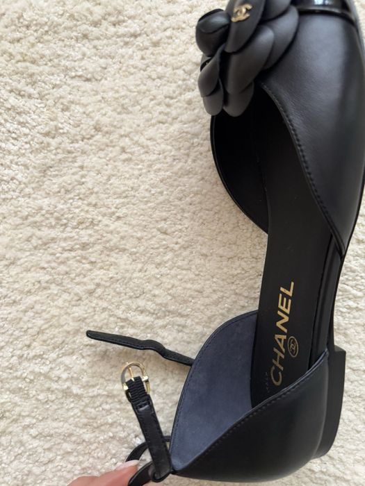 Шанел 39 номер, но са леко стеснени и отговарят на 38/5