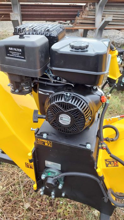 Tocator crengi cu motor 15 cp pentru talaj/mulci