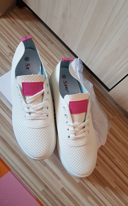 Дамски бели кецове