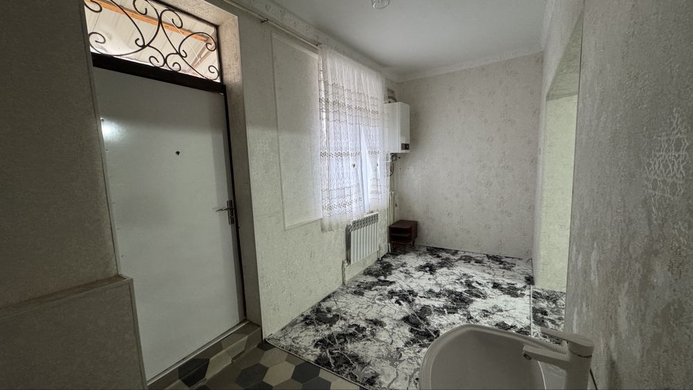 Урганч шахри Шарк бозори йонида 2 хона 3 хона килиган барча жихозлари