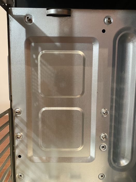 большой универсальный корпус для компьютера