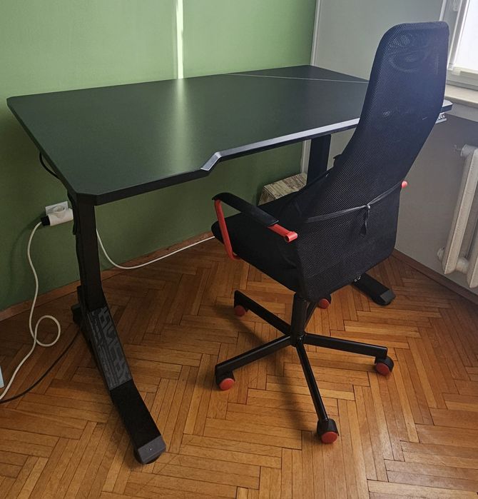 Гейминг бюро Uppspel с регулируема височина