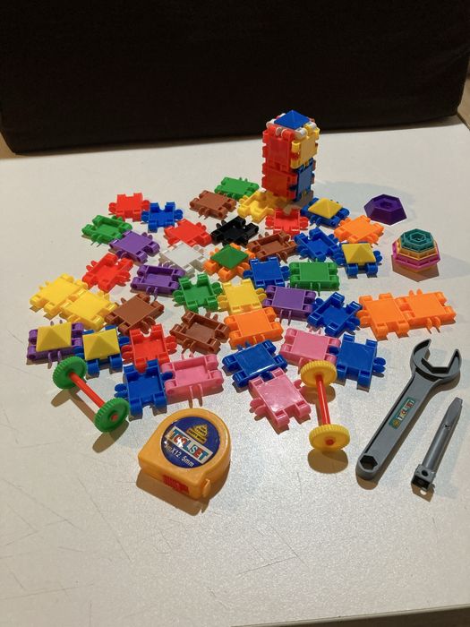 Jucarii: constructii, piese de silicon, lego, furtunase flexibile, etc