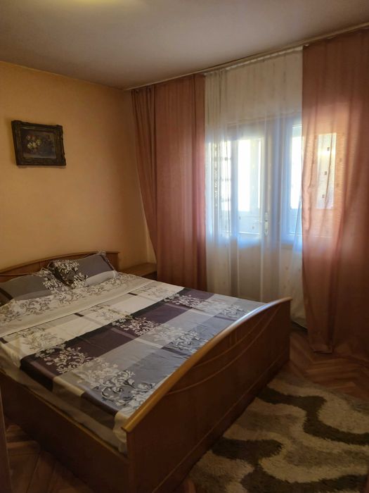 Vând apartament cu 3 camere, decomandat, în suprafață de 70 mp situat în zona centrala