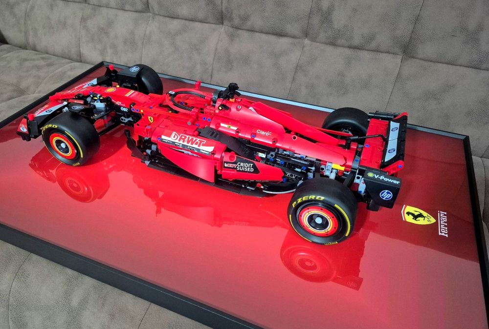Лего Формула 1 Ferrari SF-24 + рамка держатель