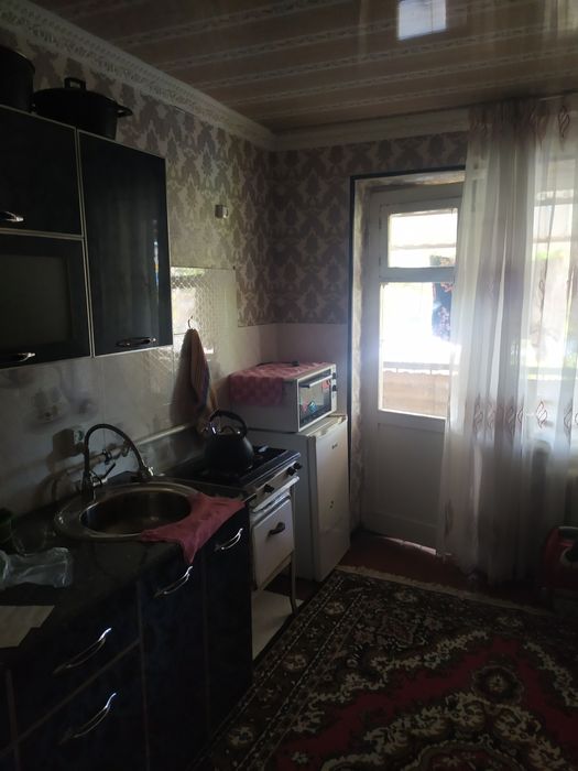Продаю квартиру в аккаваке на против кумуш туйхана 1 ком 4 етаж