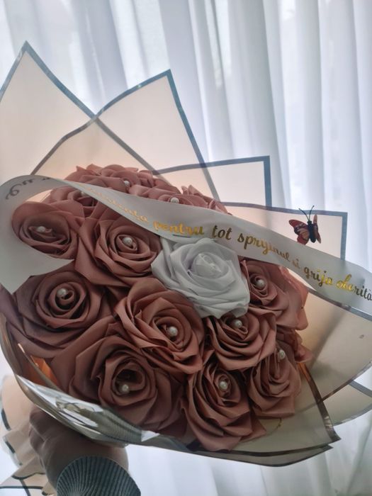 Buchet de flori handmade – trandafiri satinati 

Vând buchet elegant realizat manual din