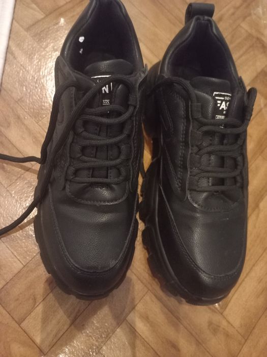 Продам женские кроссовки