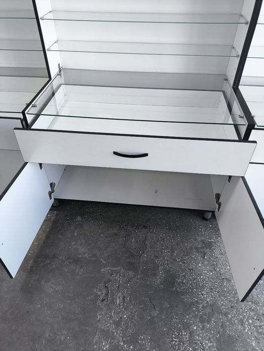 Vitrina xar xil tovarlarni joylashtirish uchun