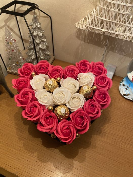 Aranjamente cu flori de sapun si ursuleti din trandafiri de spuma