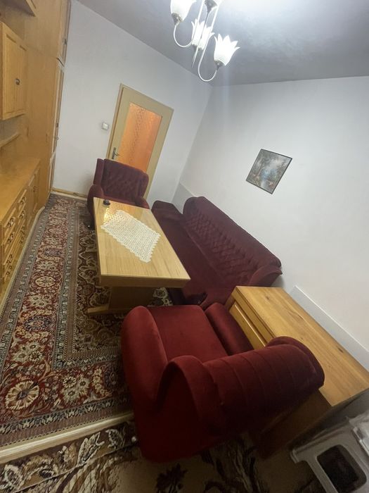 Продавам запазена хола гарнитура