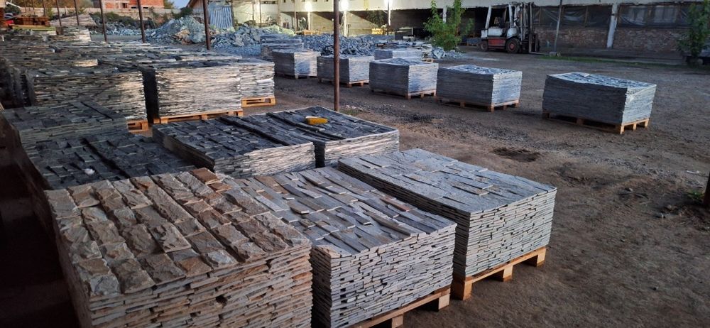 Син естествен камък