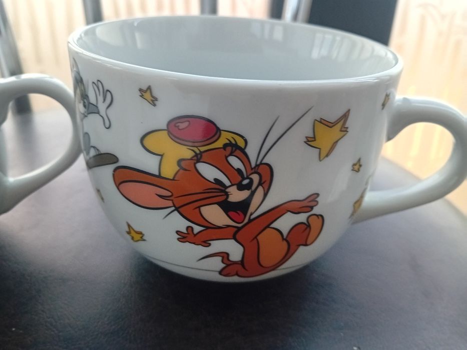 Două căni de ceai or lapte cu tom și Jerry noi