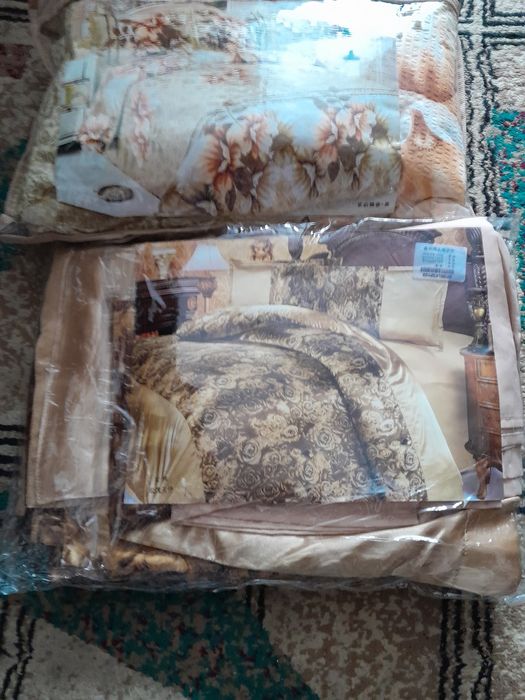 Продам шторы 2 шт.Постельное белье .