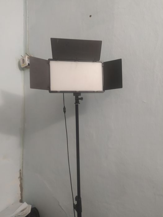 Продам Лед Лампу новую