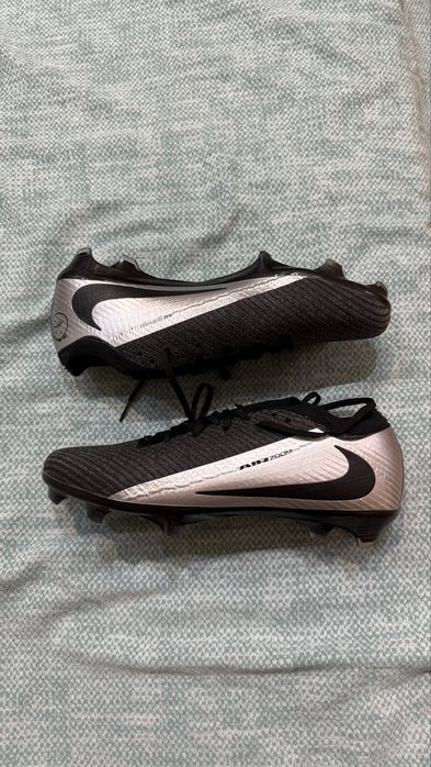 Продаю футбольные бутсы