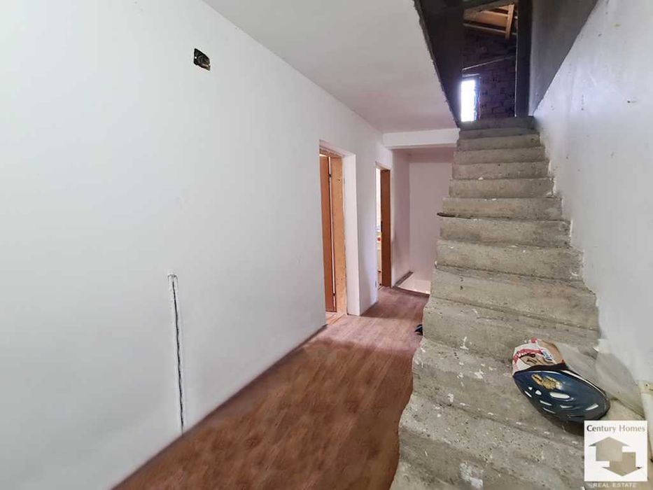 190026 Просторна триетажна къща с голям двор в село Караманово