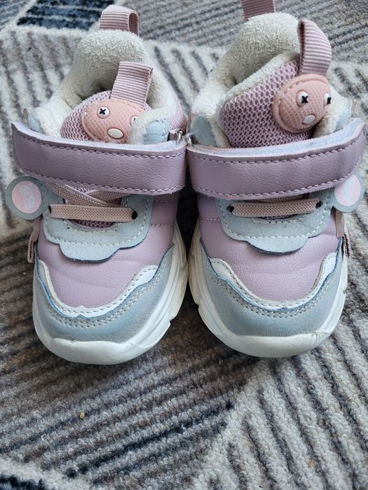 Продам детские кроссовки