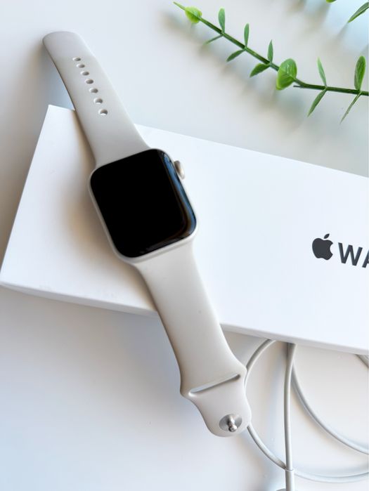 Apple Watch SE (2nd Gen) 40 mm Starlight — като нов