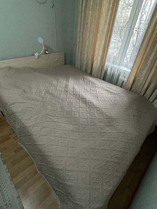 продается двуспальная кровать с матрасом, самовывоз