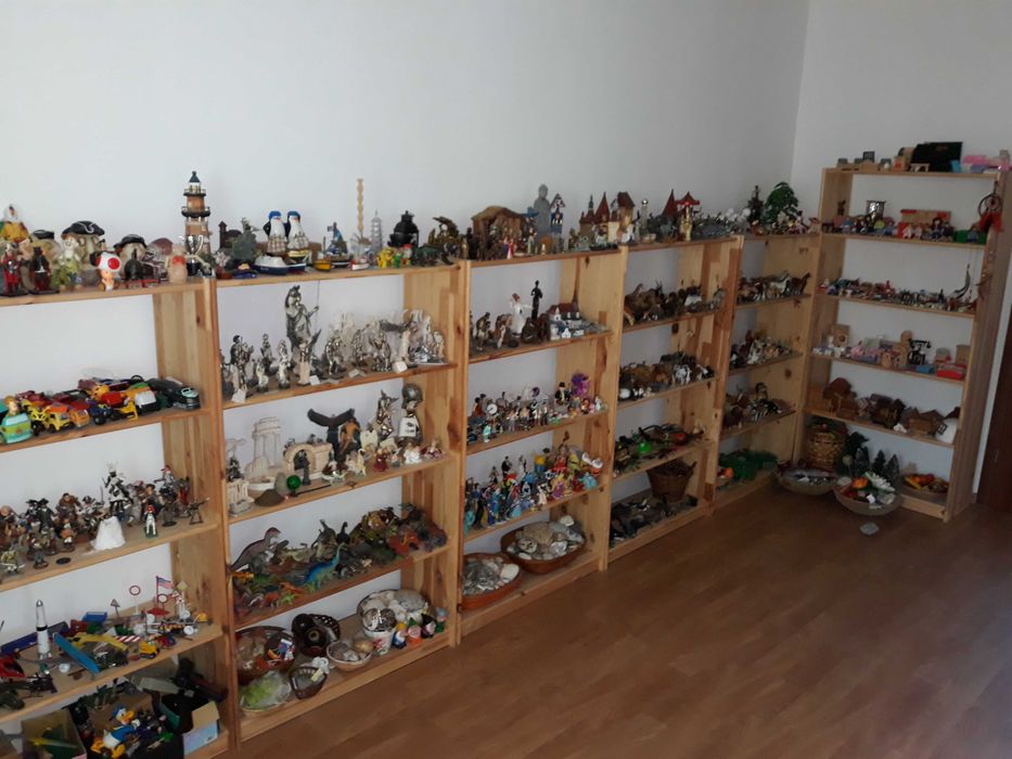 Vand colectie de miniaturi
