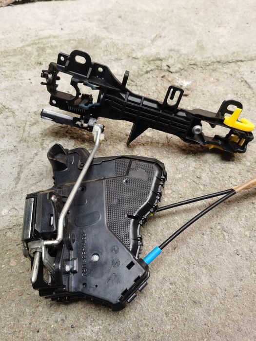 Комплект предна дясна  брава за тойота авенсис т27