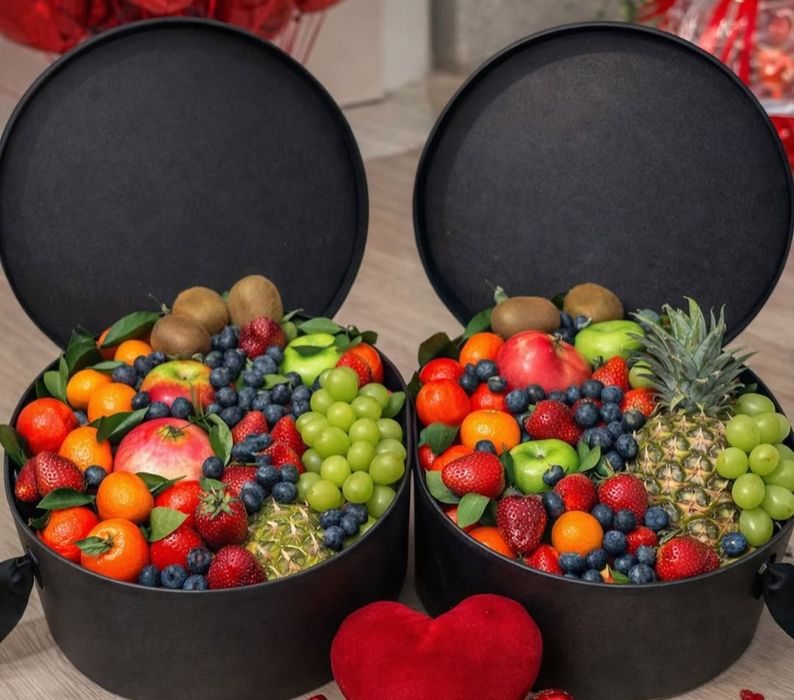 Фруктовые корзины и сладкие.