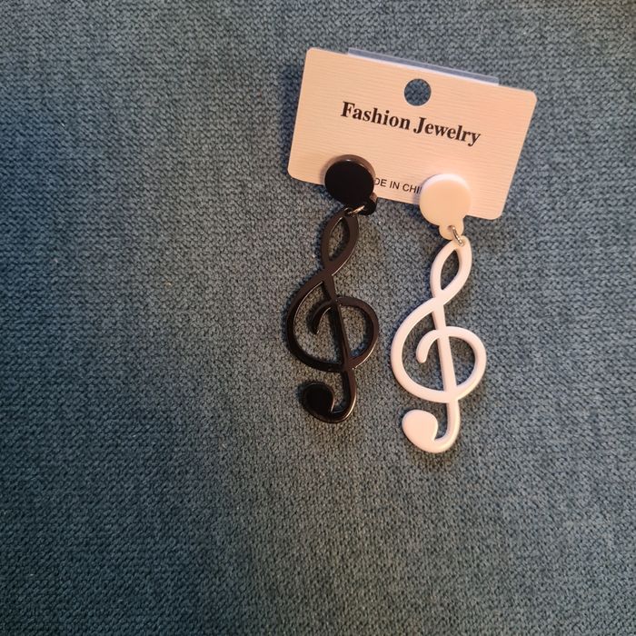 Обеци различни сол ключ листа