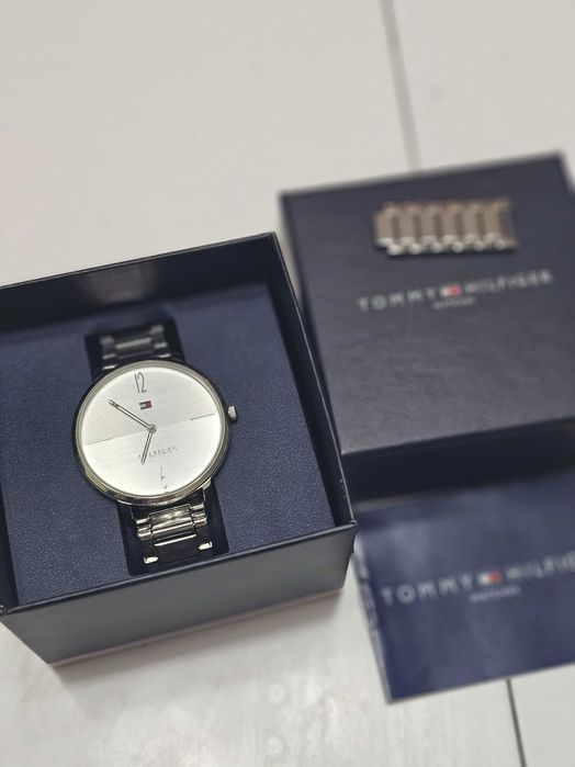 Часовник Tommy Hilfiger чисто нов с кутийка
