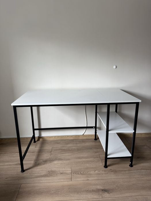 Два броя бюро с изчистен модерен дизайн