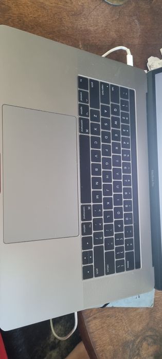 MacBook Pro 15" Touch Bar (2017) i7 / 16GB / 512GB SSD / Space Gray