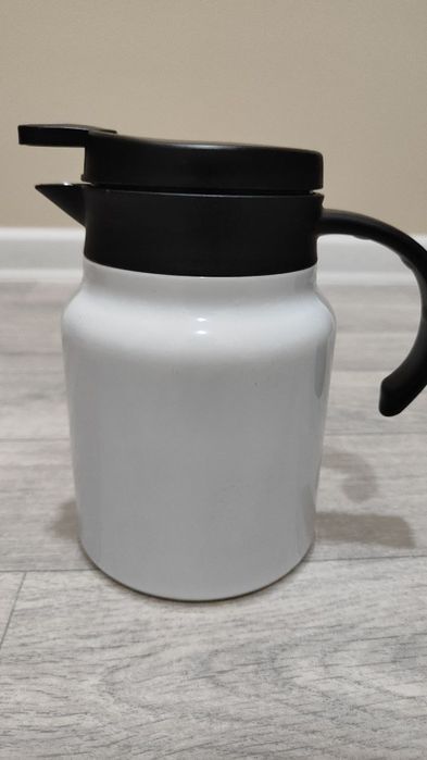 Продается чайник термос новая