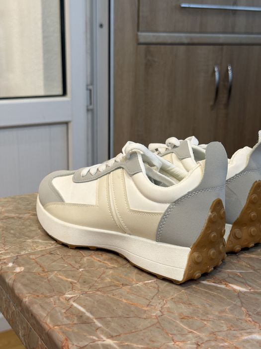 Продам новые кроссовки белые