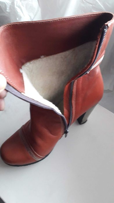 Продавам Дамски боти обувани два пъти в отлично състояние.