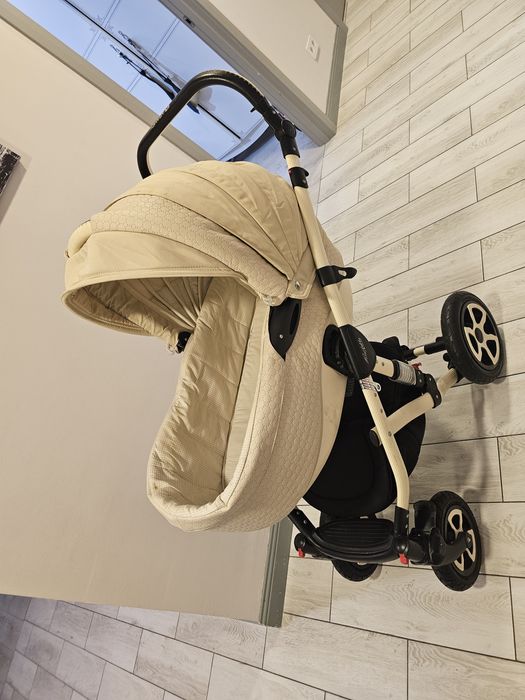 Продам прогулочную коляску фирмы Adamex