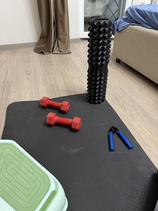 Спорт инвентарь: коврик для йоги, гантели, тренажеры, эспандер