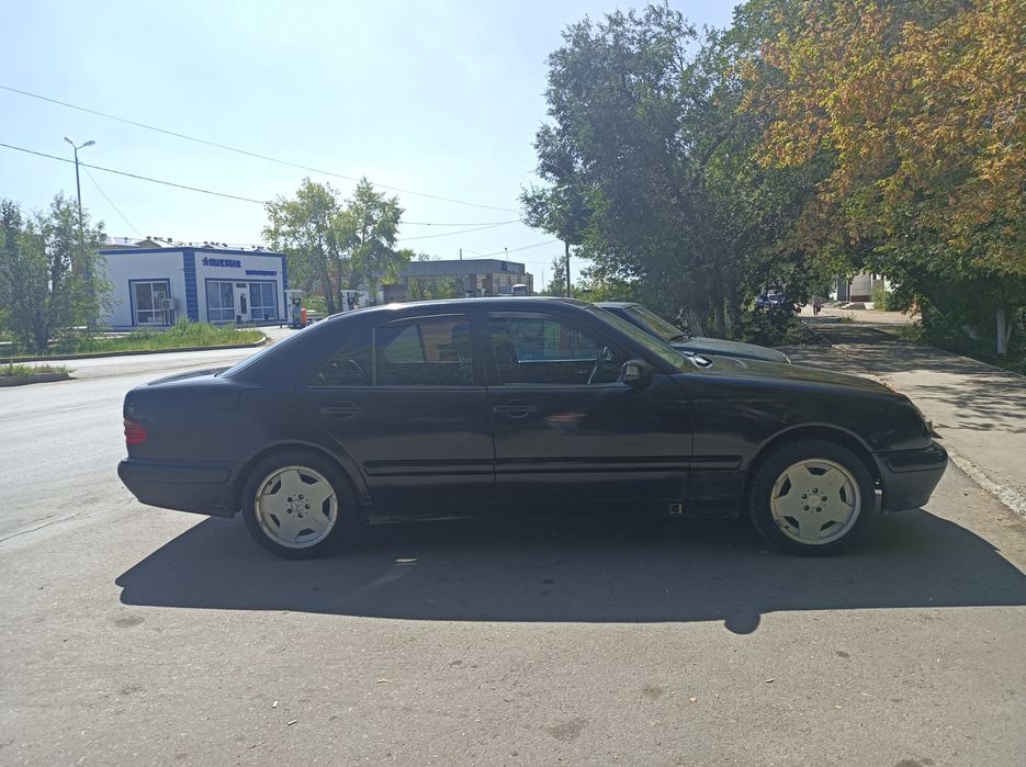 Срочно продам авто Мерседес Е280