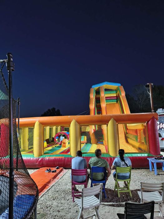 Надуваемо съоръжение- батут пързалка