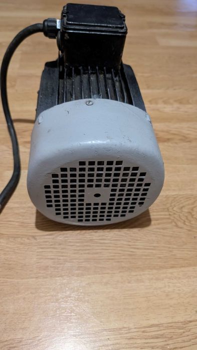 Motor electric trifazat cu 2 turații (1400 / 700 RPM) - 380V, cu fulie și cablu