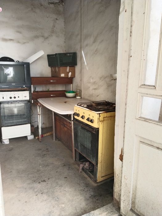 Uy sotiladi zangota tumanida 3.5 sotikli 2 qvatli