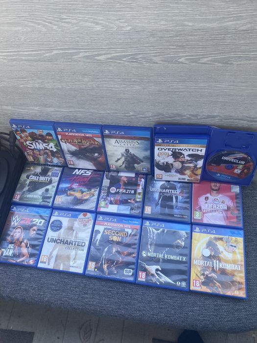 PS4 с два джоистика и зарядно с 16 игри трябва да се исчисти