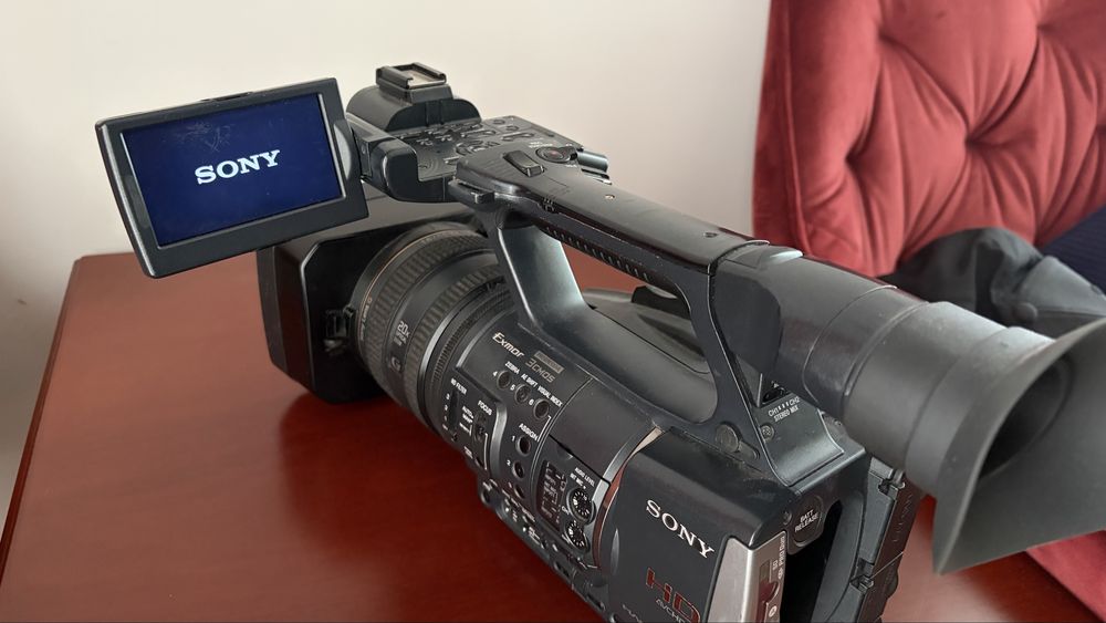 Sony HDR-AX2000E – cameră video profesională Full HD, 3CMOS, zoom optic 20x