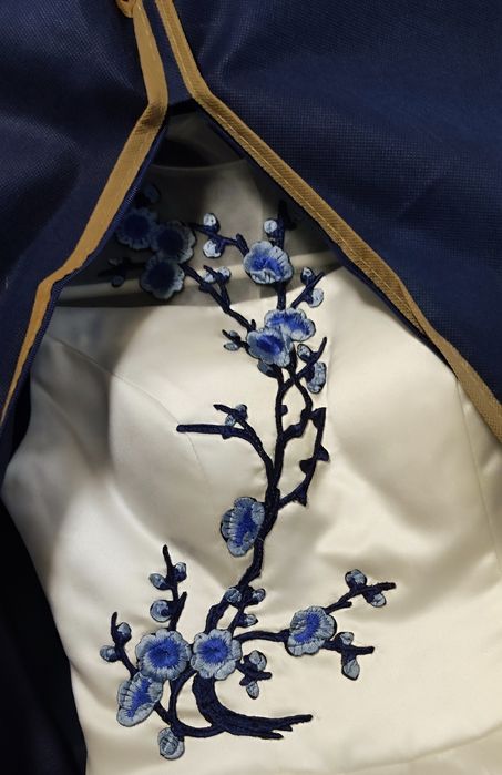 Рокля с ръчна бродерия (бяло)